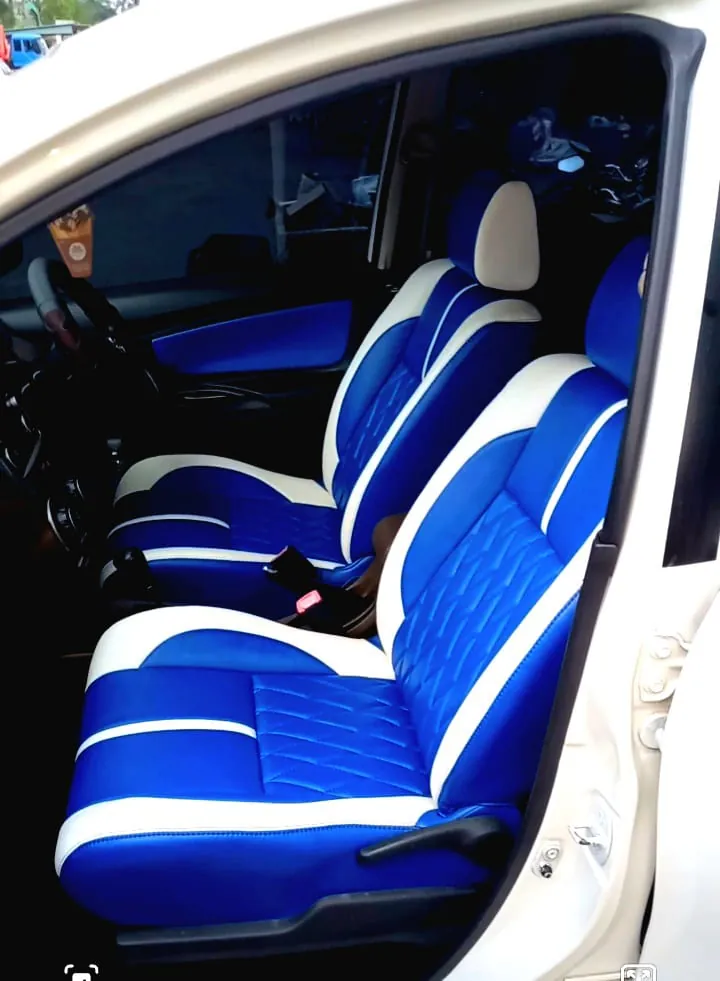 Jok depan mobil biru dengan aksen putih dan jahitan belah ketupat