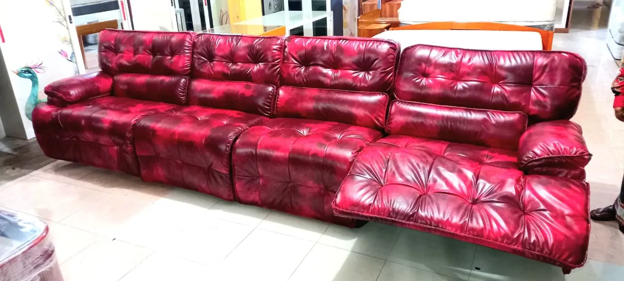 Sofa panjang kulit merah berkancing tarik