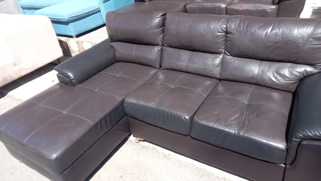 Sofa sudut kulit cokelat tua