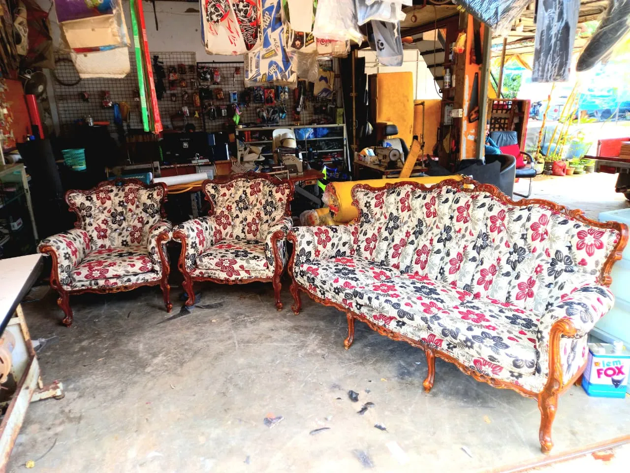 Satu set sofa ukir kayu dengan kain motif bunga di bengkel