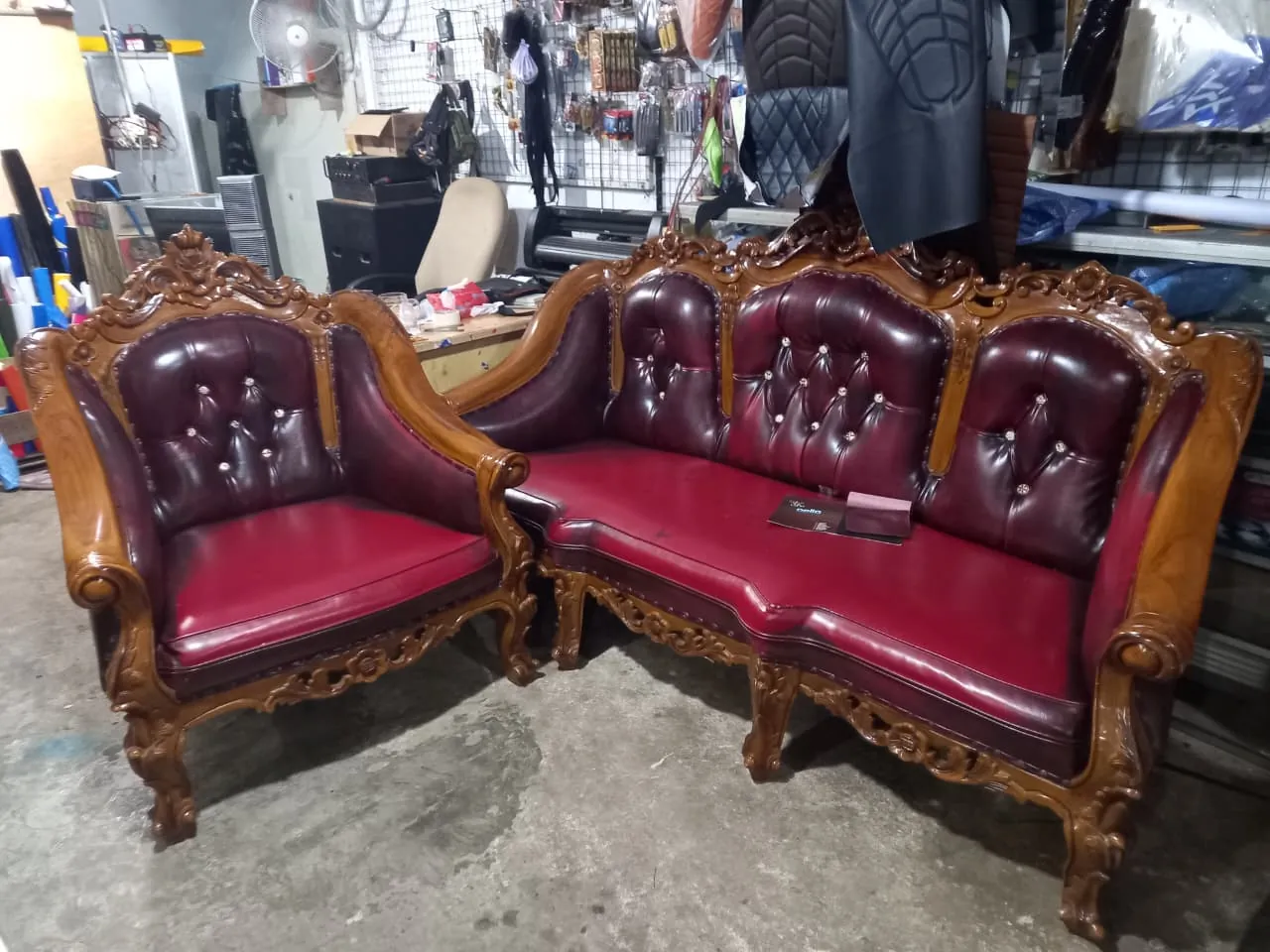 Set sofa ukir kayu berlapis kulit merah marun berkancing
