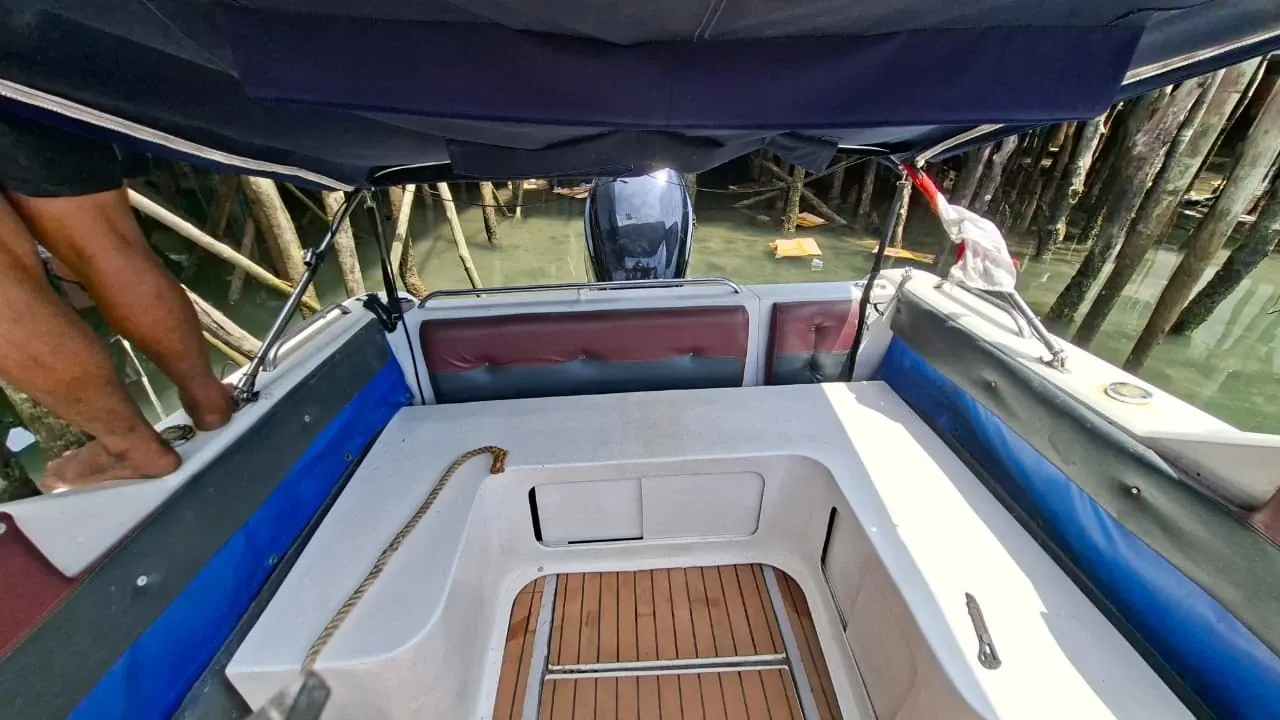 Interior speedboat sebelum pengerjaan: sandaran merah marun lama dan kanopi biru tua