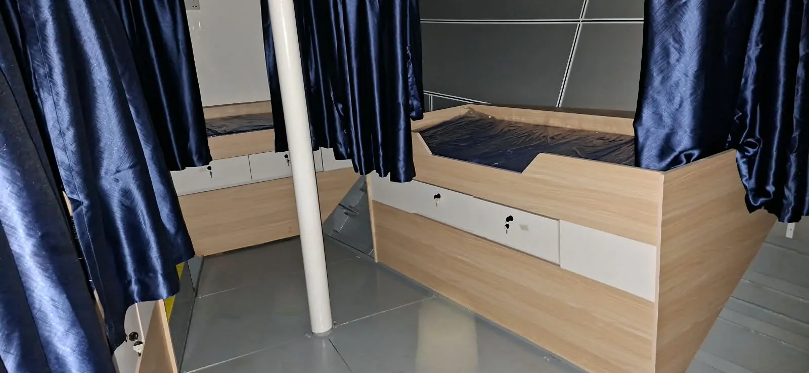 Tempat tidur susun kabin kapal dengan gorden satin biru tua